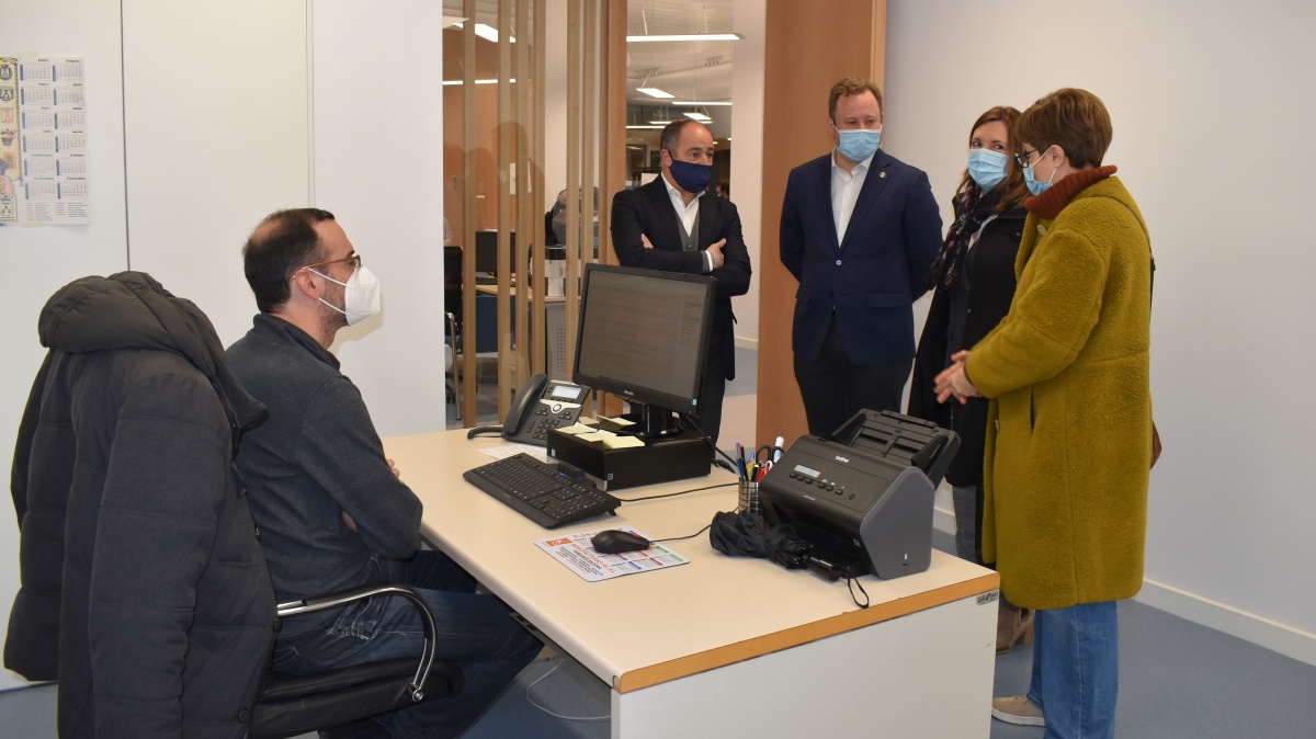 El alcalde de Albacete, Emilio Sáez, visita la nueva Oficina Municipal de Atención a la Ciudadanía / Imagen: Ayuntamiento Albacete