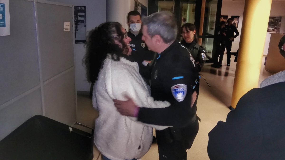 Agentes de la Policía Local de Albacete ayudan a salvar la vida a una mujer / Foto: Policía Local de Albacete
