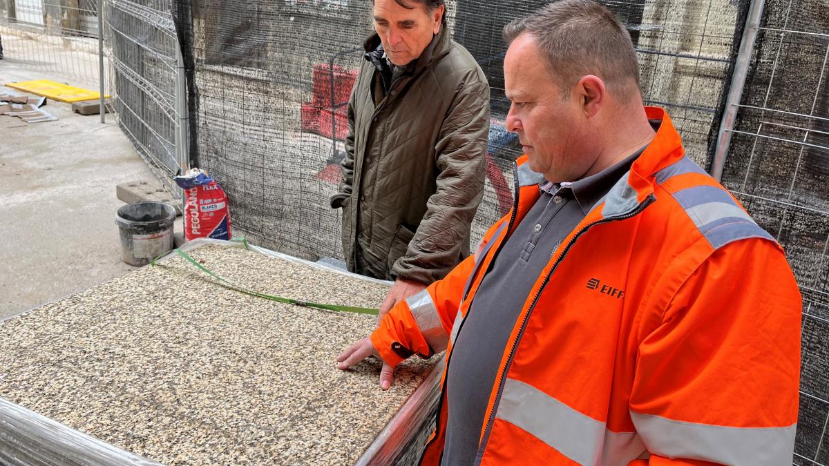 El concejal de Obras e Infraestructuras, Arturo Gotor, junto a personal técnico del servicio municipal, han estado presentes en el inicio de la colocación de las losas de granito