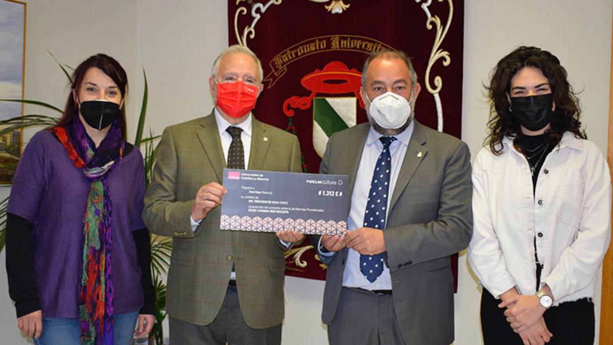 El rector de la Universidad regional, Julián Garde, entrega el cheque al presidente de la ONG conquense, Pedro Roca