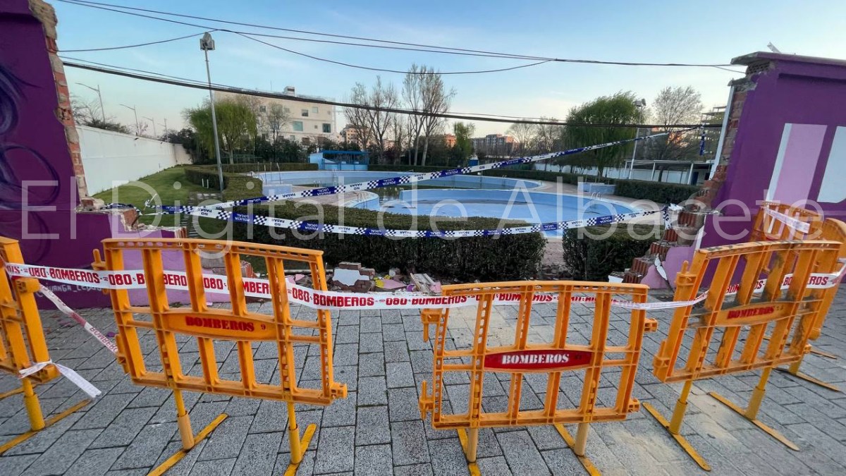 Se lleva por delante parte del muro de la Piscina del Paseo de la Cuba en Albacete