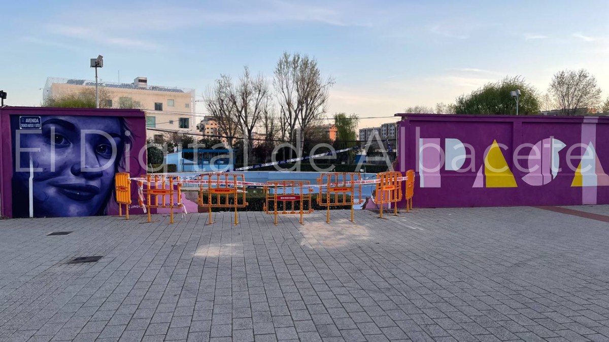 Se lleva por delante parte del muro de la Piscina del Paseo de la Cuba en Albacete