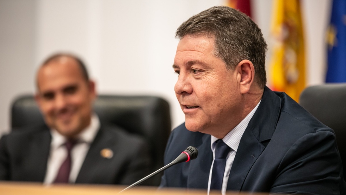 El presidente regional, Emiliano García-Page, clausura la jornada ‘40 años de Estado Autonómico en Castilla-La Mancha’, en las Cortes regionales / JCCM
