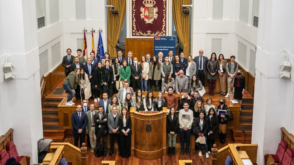 El presidente regional, Emiliano García-Page, clausura la jornada ‘40 años de Estado Autonómico en Castilla-La Mancha’, en las Cortes regionales / JCCM