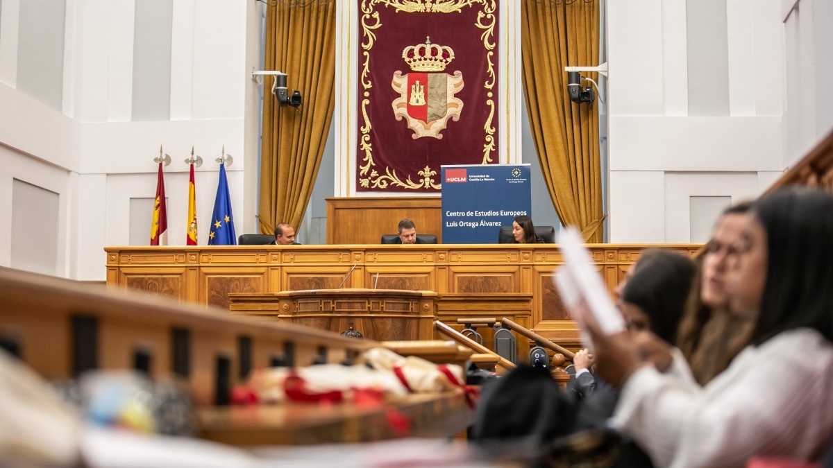 El presidente regional, Emiliano García-Page, clausura la jornada ‘40 años de Estado Autonómico en Castilla-La Mancha’, en las Cortes regionales / JCCM