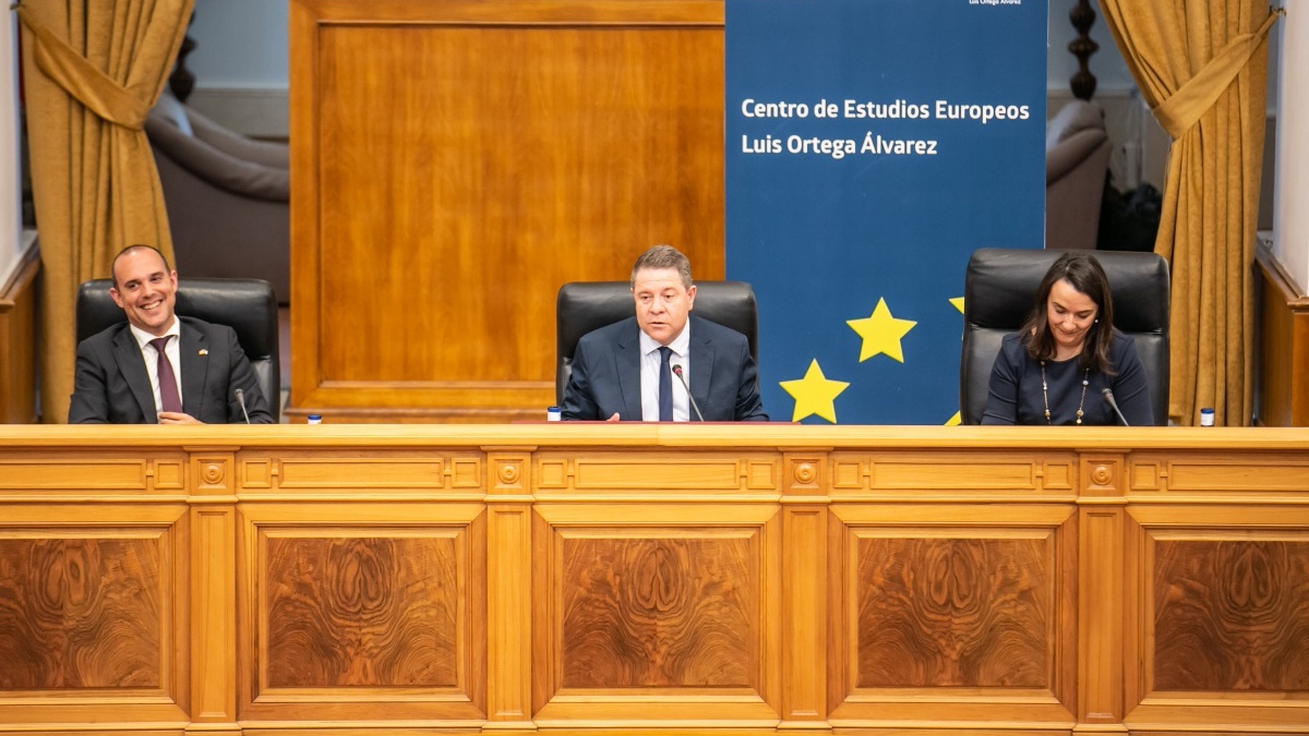 El presidente regional, Emiliano García-Page, clausura la jornada ‘40 años de Estado Autonómico en Castilla-La Mancha’, en las Cortes regionales / JCCM