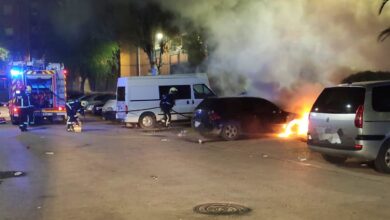 Un coche aparcado salió ardiendo en Albacete
