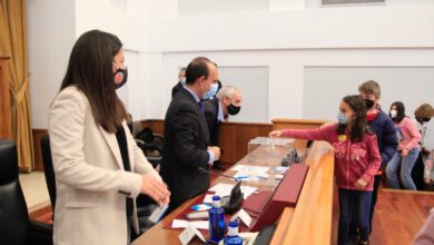 Las Cortes regionales vuelven a acoger de manera presencial un pleno con Aldeas Infantiles en el que representantes de 5 colegios proponen y votan medidas vinculadas a los Objetivos de Desarrollo Sostenible