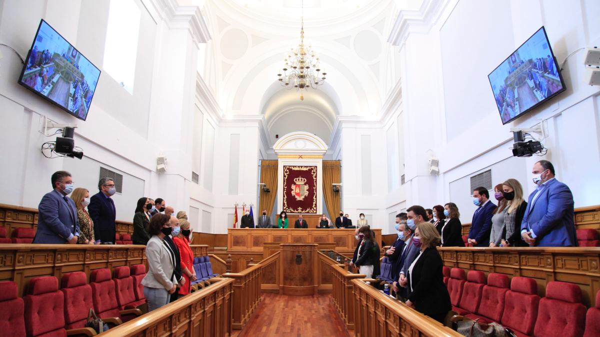 El Pleno de las Cortes regionales arranca con un minuto de silencio por el último asesinato machista