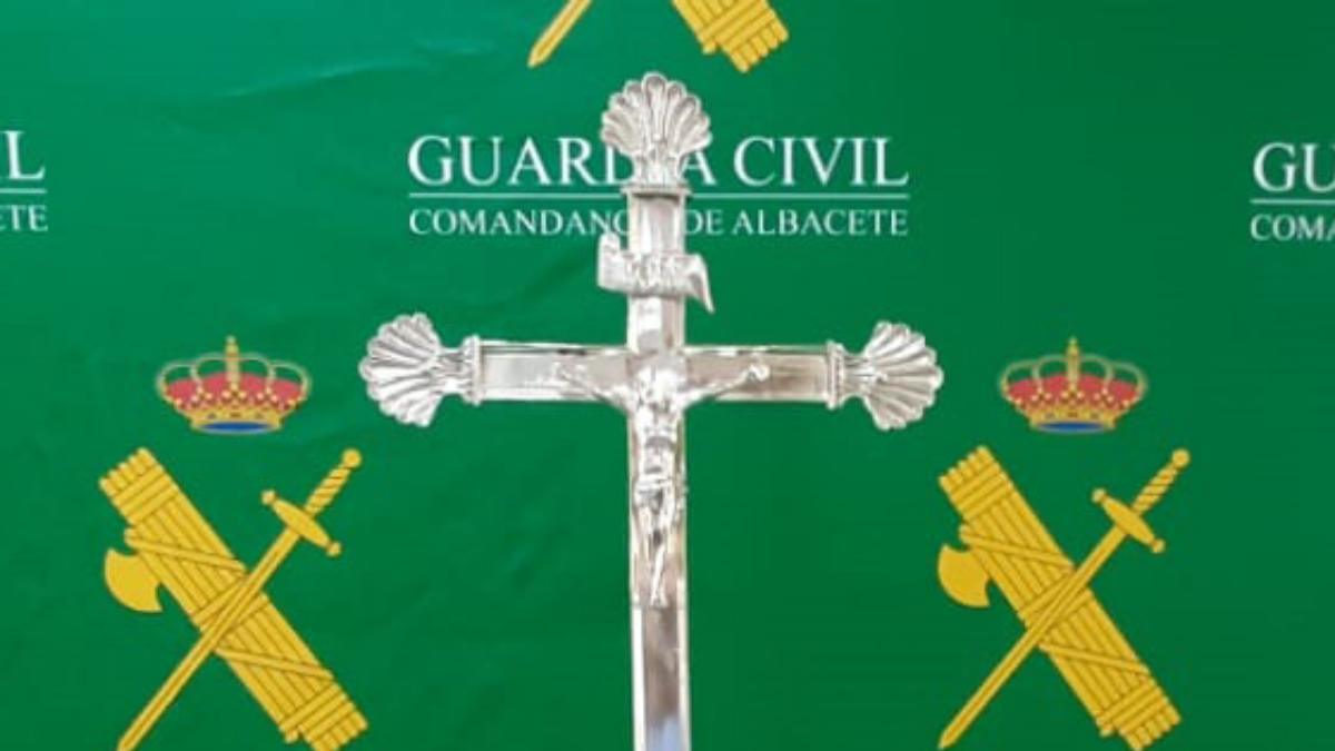 Robaron una Cruz del altar del Santuario de la Virgen de Cortes de Alcaraz / Foto Guardia Civil