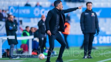 De la Barrera dando instrucciones a los jugadores del Albacete en Sabadell