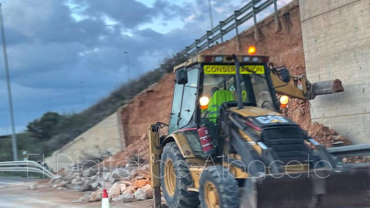 El desprendimiento de un muro ha obligado a cortar varios carriles de la A-30 y A-31 a su paso por Albacete capital en sentido Madrid