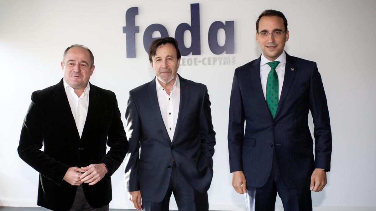 Emilo Sáez, alcalde de Albacete junto al presidente de FEDA, Artemio Pérez, y al director general de Globalcaja, Pedro Palacios / Ayto. Albacete