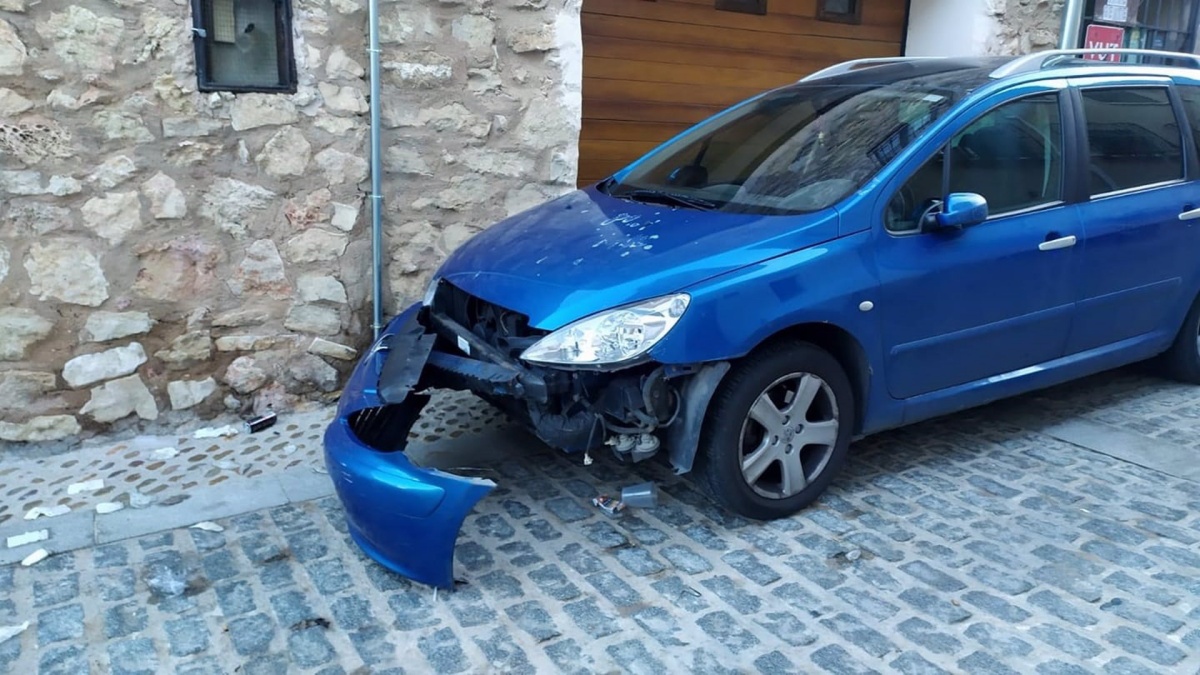 Vehículo destrozado en el botellón del Domingo de Ramos en Castilla-La Mancha / Imagen: Europa Press