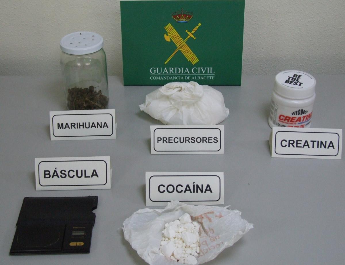 Además de los estupefacientes, la Guardia Civil ha intervenido diversos objetos y efectos relacionados con el tráfico de drogas / Foto: Guardia Civil