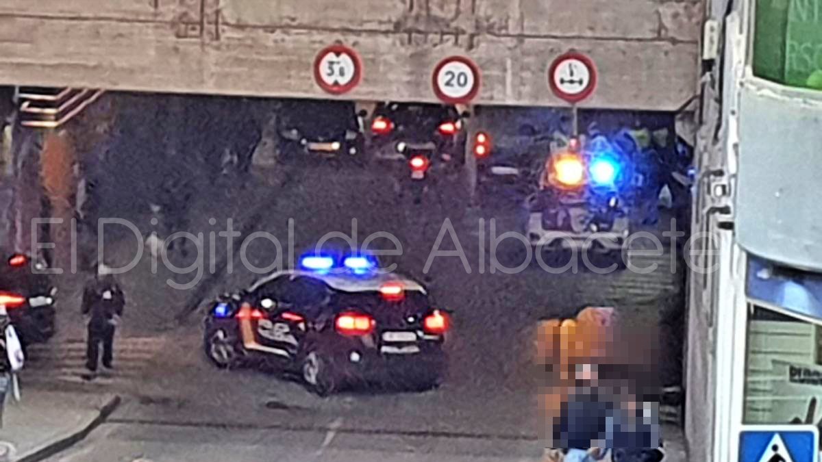 Efectivos policiales en el túnel de Vilaccerrada en Albacete