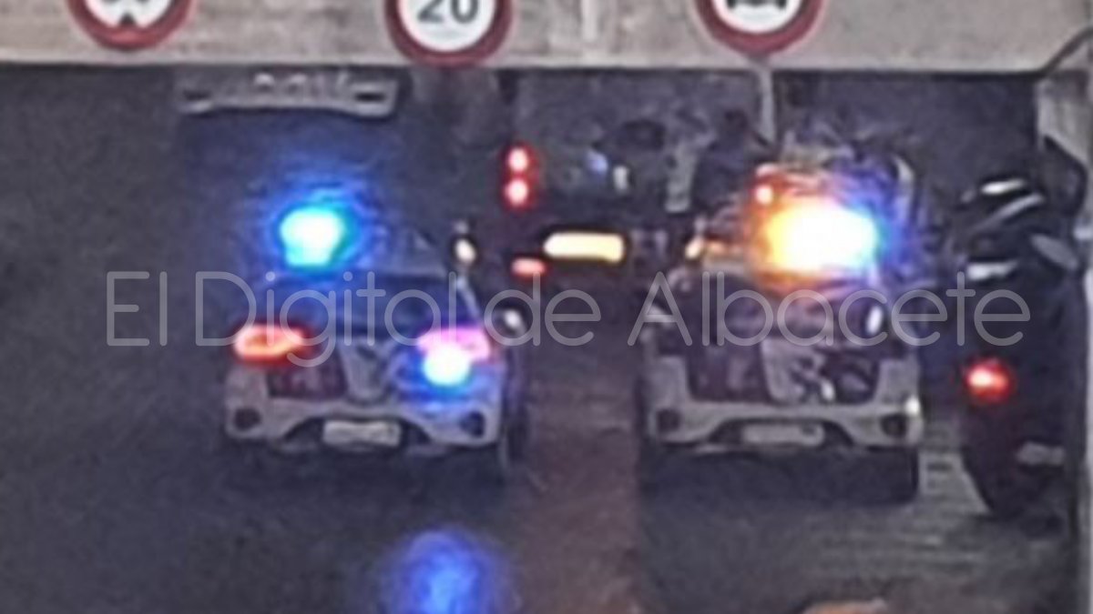 Efectivos policiales en el túnel de Vilaccerrada en Albacete