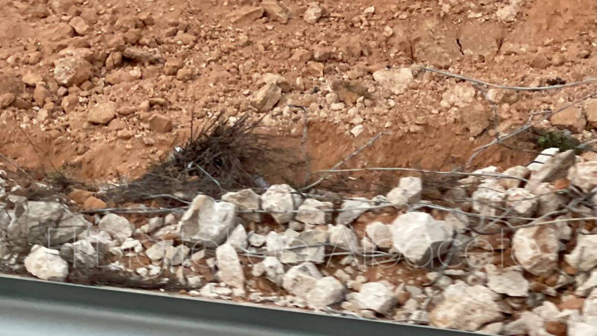 El desprendimiento de un muro ha obligado a cortar varios carriles de la A-30 y A-31 a su paso por Albacete capital en sentido Madrid
