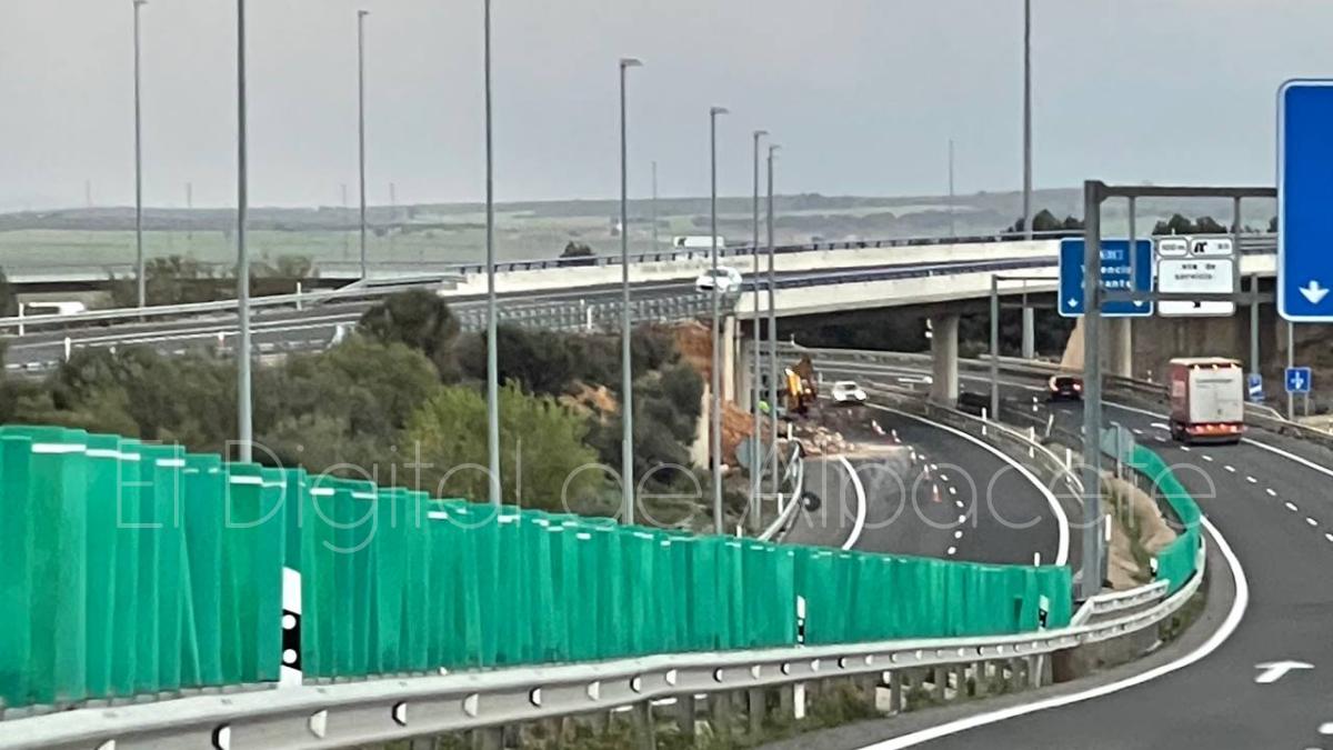 El desprendimiento de un muro ha obligado a cortar varios carriles de la A-30 y A-31 a su paso por Albacete capital en sentido Madrid