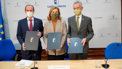 La consejera de Educación, Cultura y Deportes, Rosa Ana Rodríguez, firma el convenio para la iluminación del puente árabe de Guadalajara, con el presidente de la Fundación Iberdrola, Fernando García Sánchez y el alcalde de Guadalajara, Alberto Rojo / JCCM