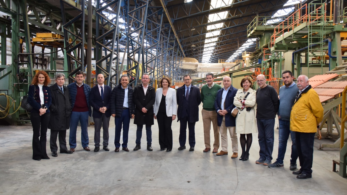 La consejera de Economía, Empresas y Empleo, Patricia Franco, visita la empresa visita una empresa de cerámicas en Castilla-La Mancha / JCCM