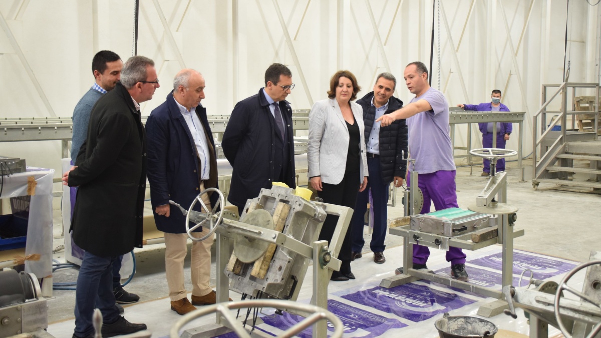La consejera de Economía, Empresas y Empleo, Patricia Franco, visita la empresa visita una empresa de cerámicas en Castilla-La Mancha / JCCM