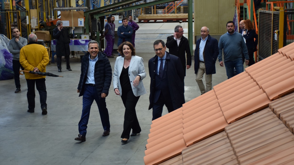La consejera de Economía, Empresas y Empleo, Patricia Franco, visita la empresa visita una empresa de cerámicas en Castilla-La Mancha / JCCM