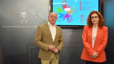 Emilio Sáez, alcalde de Albacete, y Juani García, concejal del ayuntamiento de la ciudad