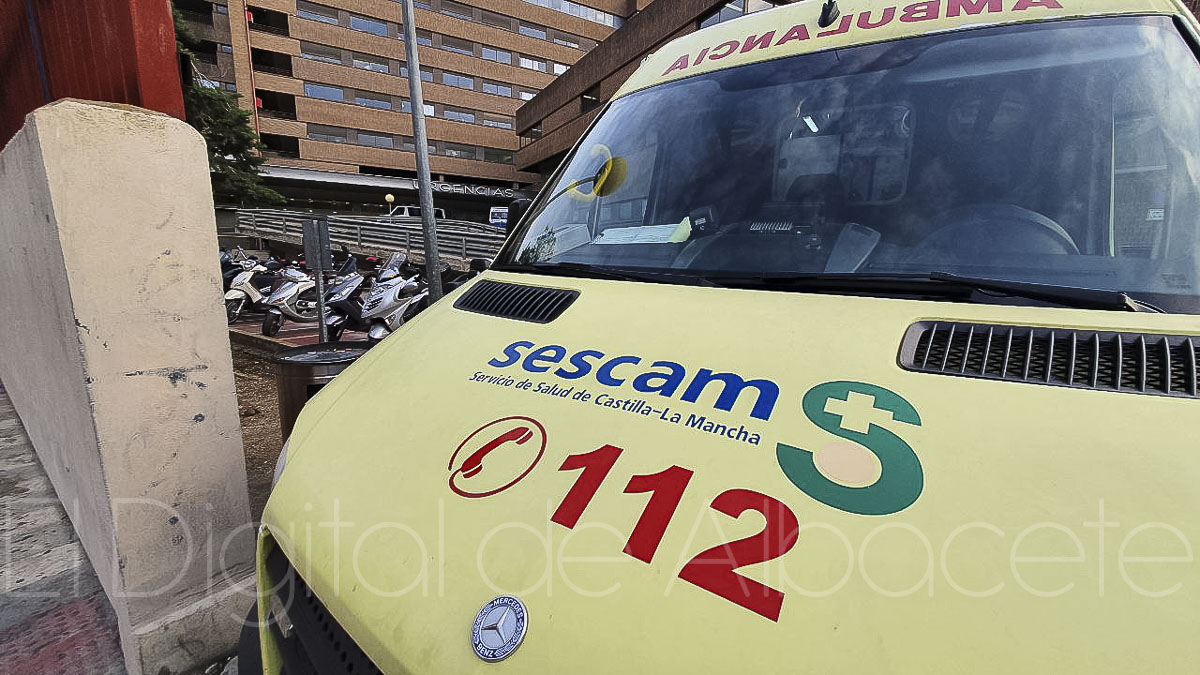 Una ambulancia en el Hospital de Albacete - Foto de archivo