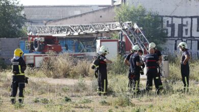 Bomberos de Albacete trabajan para dar por extinguido este incendio en Albacete / Foto: Ángel Chacón