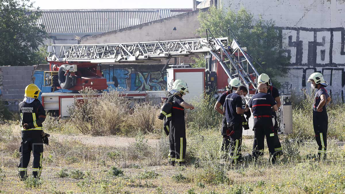 Bomberos de Albacete trabajan para dar por extinguido este incendio en Albacete / Foto: Ángel Chacón