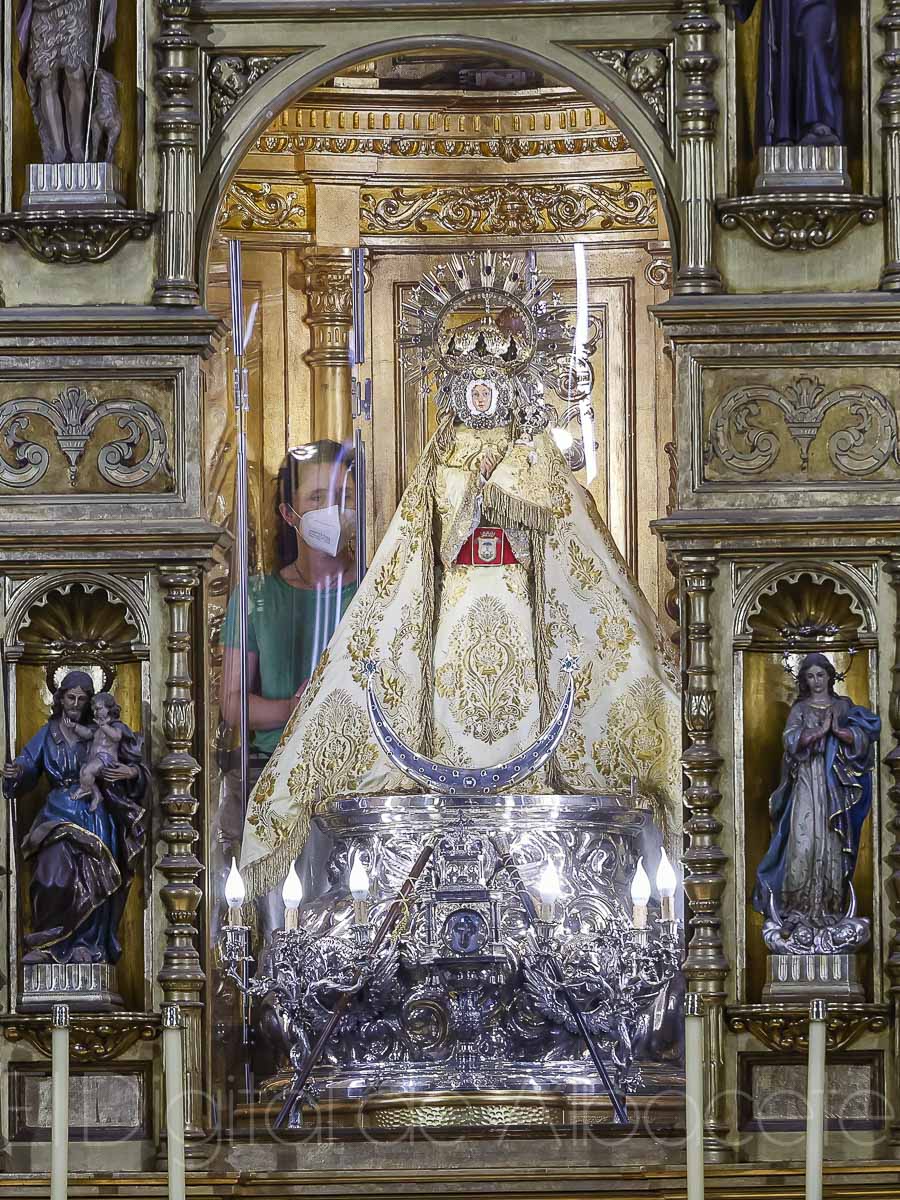 Numerosos albaceteños vistan el Camarín de la Virgen de los Llanos / Fotos: Ángel Chacón