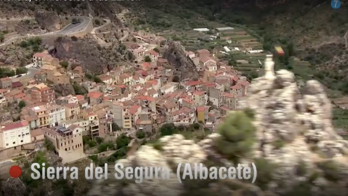 Jesús Calleja descubrirá bordo de un helicóptero la belleza de estos rincones de la provincia de Albacete / Imagen: 'Volando voy'