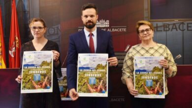 El diputado de Cultura junto a la presidenta y a la técnica de la Asociación de Turismo de la Sierra del Segura