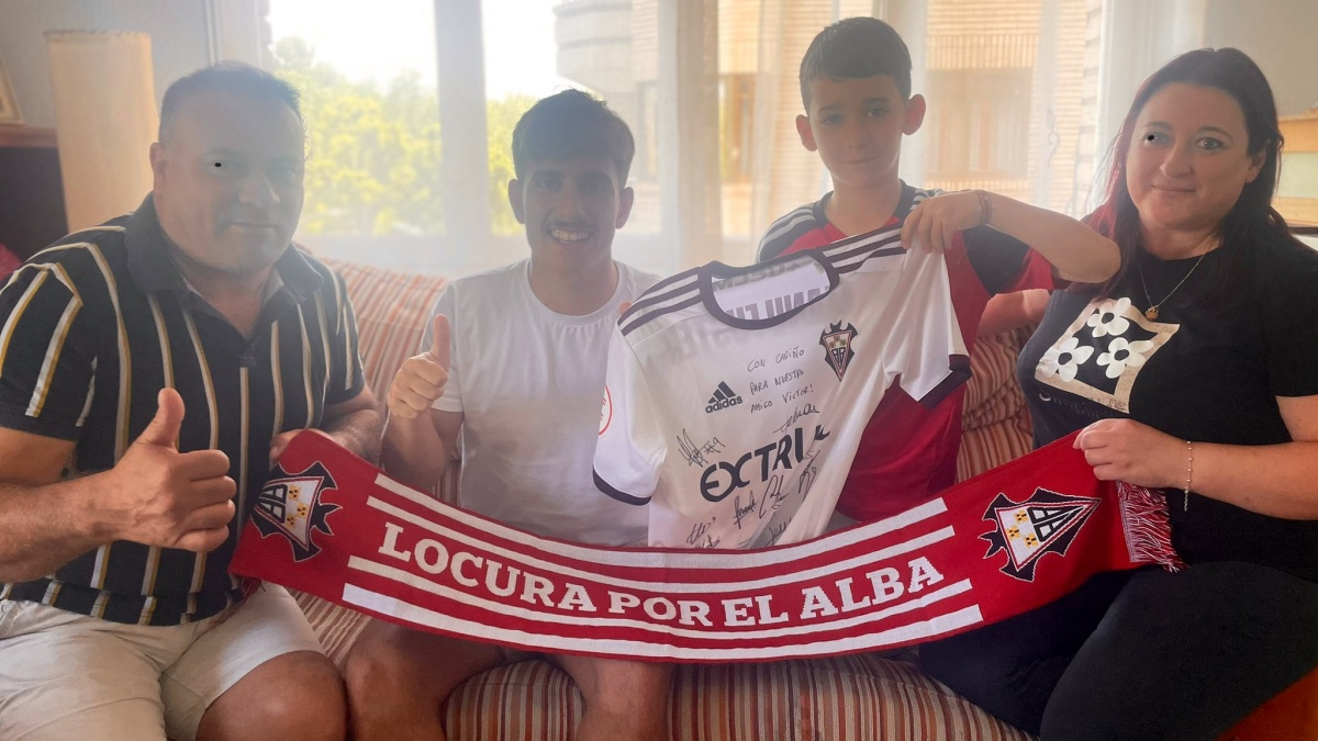 Manu Fuster visita a este joven aficionado del Albacete / Foto: Albacete Balompié