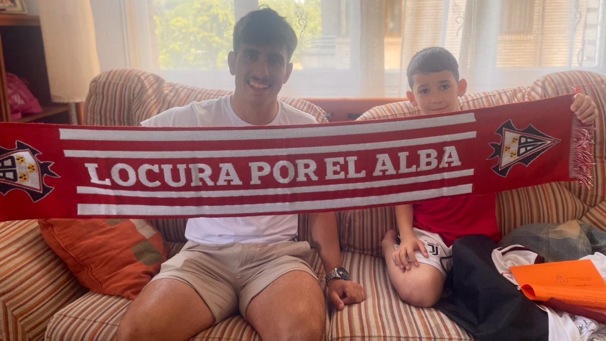 Manu Fuster visita a este joven aficionado del Albacete / Foto: Albacete Balompié