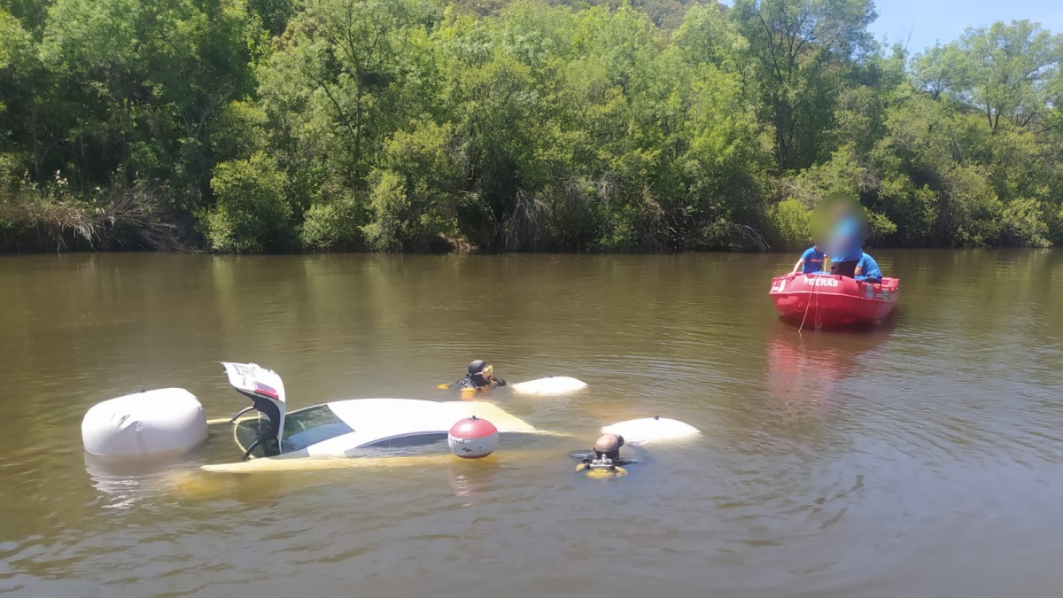Un despiste hizo que este coche cayera a un río en Castilla-La Mancha / Foto: Agentes Medioambientales de Castilla-La Mancha