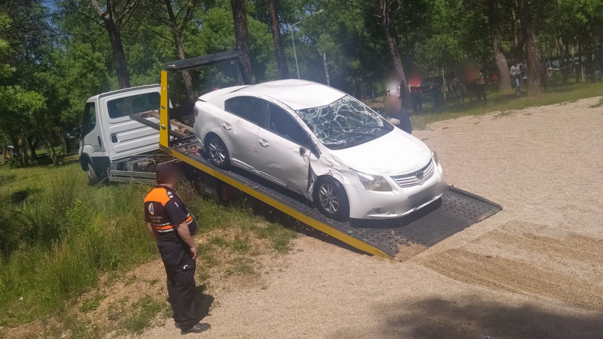 Un despiste hizo que este coche cayera a un río en Castilla-La Mancha / Foto: Agentes Medioambientales de Castilla-La Mancha