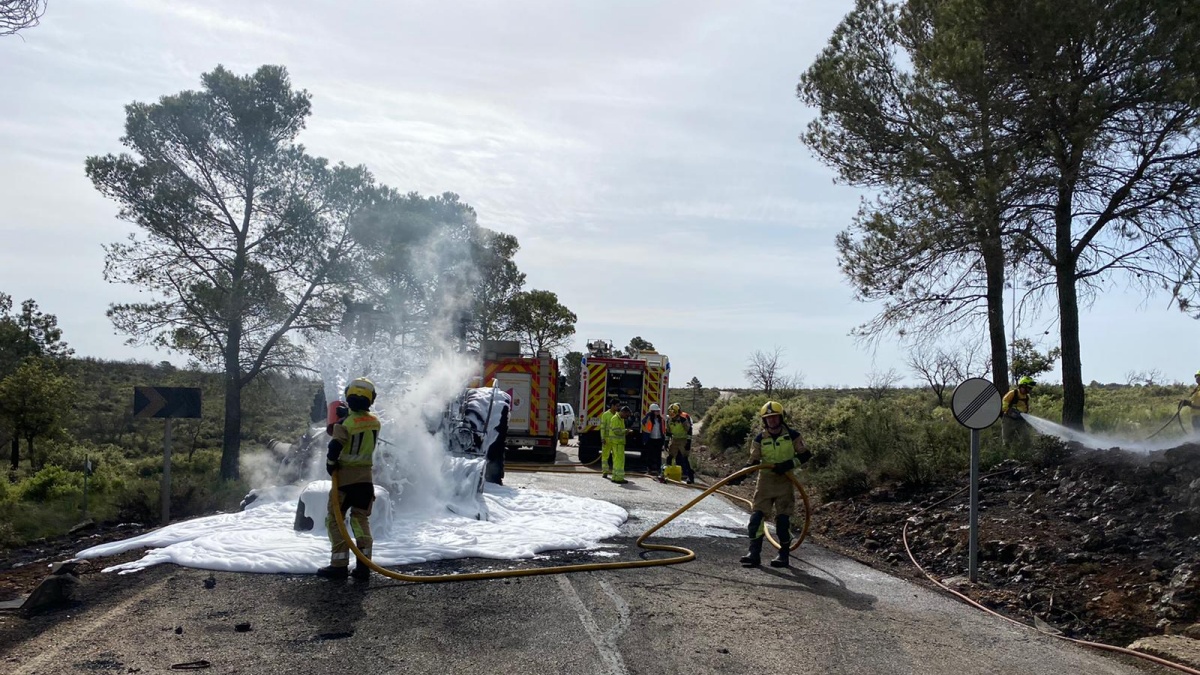 Sale ardiendo este tractor y pega fuego a un monte de Castilla-La Mancha/ Bomberos de la Diputación de Cuenca