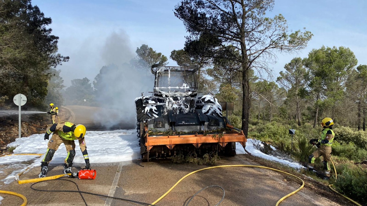 Sale ardiendo este tractor y pega fuego a un monte de Castilla-La Mancha/ Bomberos de la Diputación de Cuenca