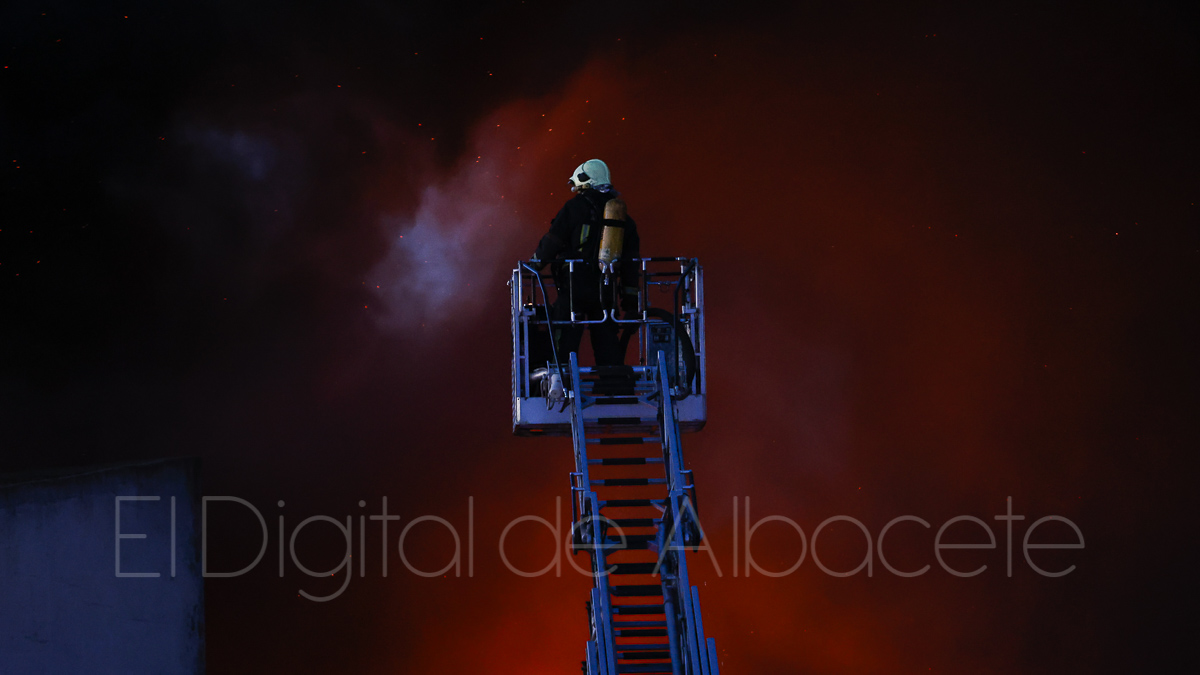 Incendio en una nave de Albacete / Foto: Ángel Chacón
