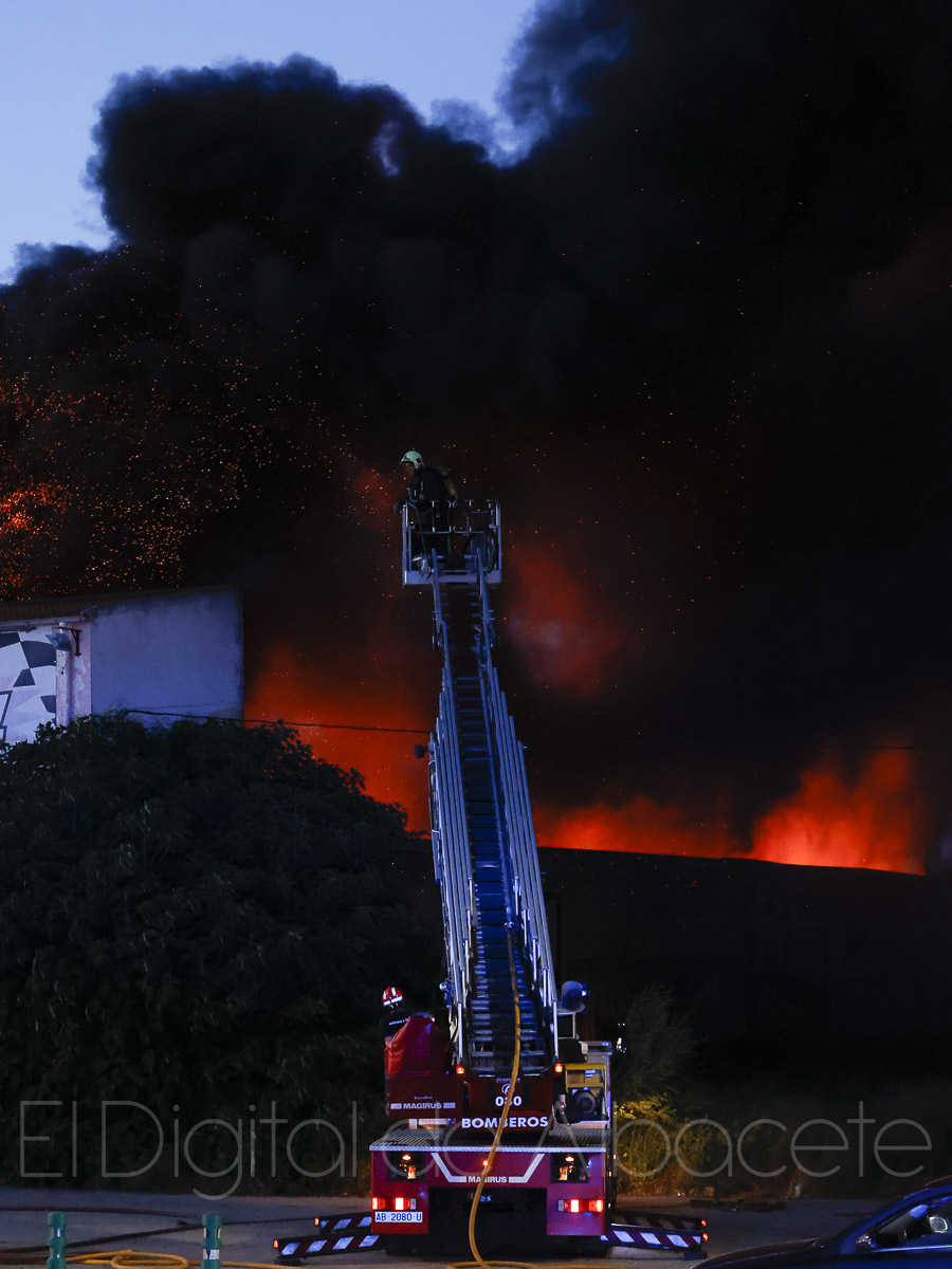 Incendio en una nave de Albacete / Foto: Ángel Chacón