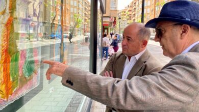 El alcalde de Albacete visita la exposición 'La luz del verano en Yeste' de Luis Lozano Garay / Ayto Albacete
