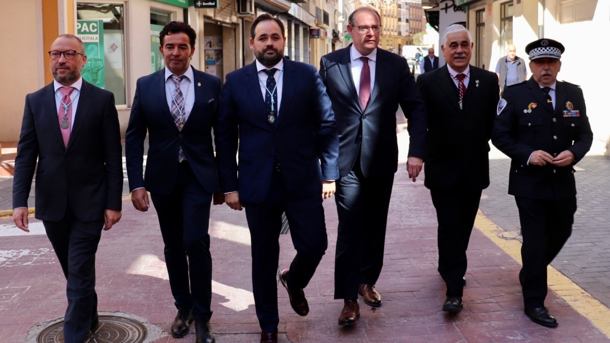 El presidente del PP de Castilla-La Mancha durante su visita en Almansa / PP CLM