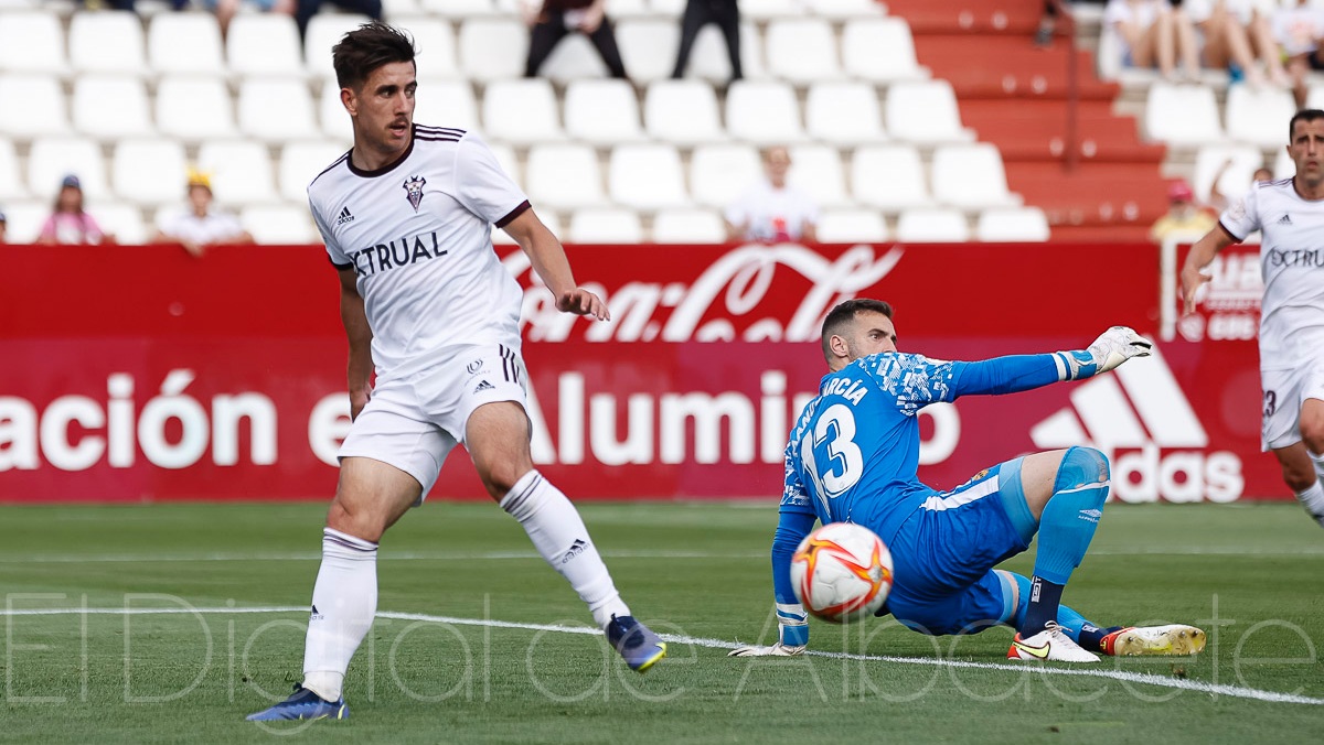 Manu Fuster ve como el palo escupe su disparo, que pudo haber sido el 1-0 del Albacete