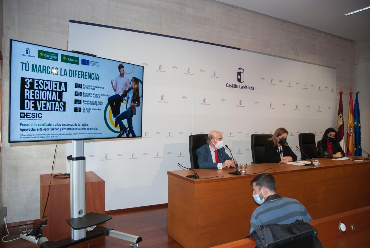 El presidente de la Fundación Globalcaja HXII, Rafael Torres; la consejera de Educación, Cultura y Deportes, Rosa Ana Rodríguez y la directora general de la Fundación, Carla Avilés, durante la presentación de la tercera edición de la Escuela Regional de Ventas / Foto: Fundación Globalcaja HXXII