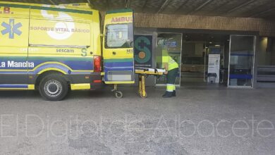 Ambulancia en el Hospital de Albacete - Foto de archivo