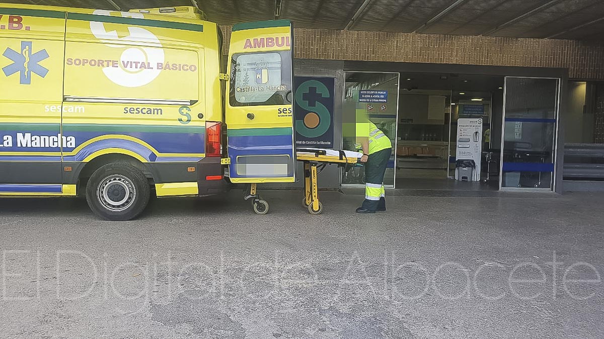 Ambulancia en el Hospital de Albacete - Foto de archivo