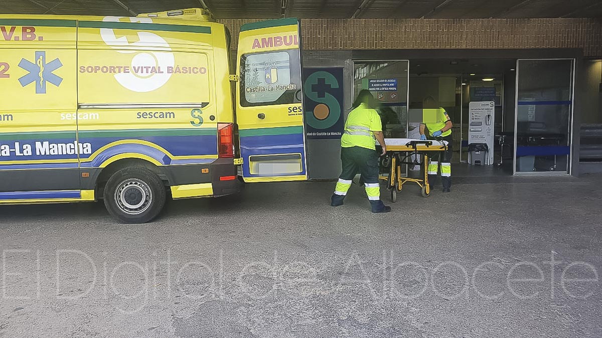 Ambulancia en el Hospital de Albacete - Foto de archivo