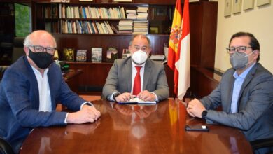 El rector de la Universidad de Castilla-La Mancha (UCLM), Julián Garde, ha recibido al vicerrector de Investigación y Doctorados de la Universidad Autónoma de Chile, Iván Suazo Galdames, en el Campus de Albacete / UCLM